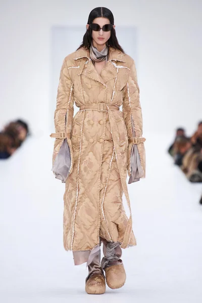 Look 10
